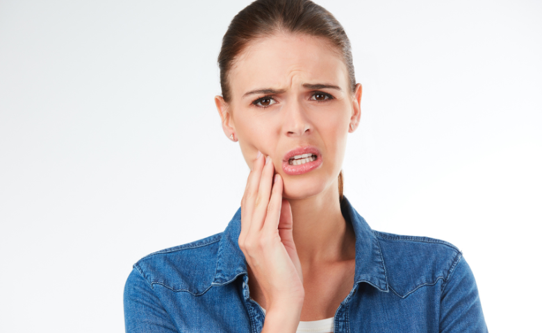 חורים בשיניים - מה הגורם לחורים להתפתח וכיצד למנוע את התפתחותם
